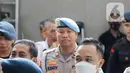 Terdakwa kasus dugaan pembunuhan berencana Brigadir Yosua, Ricky Rizal mengenakan rompi merah tiba untuk mengikuti sidang lanjutan di PN Jakarta Selatan,Selasa (14/2/2023). Sebelumnya, Ricky Rizal Wibowo dituntut 8 tahun pidana penjara oleh Jaksa Penuntut Umum (JPU). (Liputan6.com/Herman Zakharia)