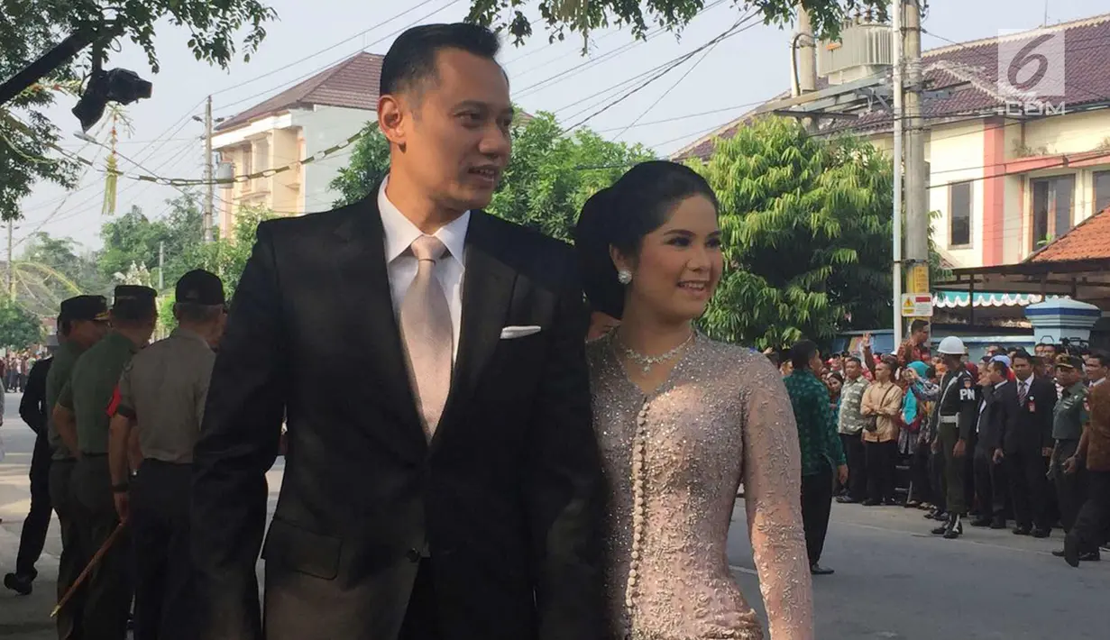 Agus Yudhoyono dan istri Annisa Pohan tiba menghadiri prosesi pernikahan putri Presiden Joko Widodo, Kahiyang Ayu-Bobby Nasution di Graha Saba, Surakarta, Rabu (8/11). (Liputan6.com/ Lizsa Egeham)