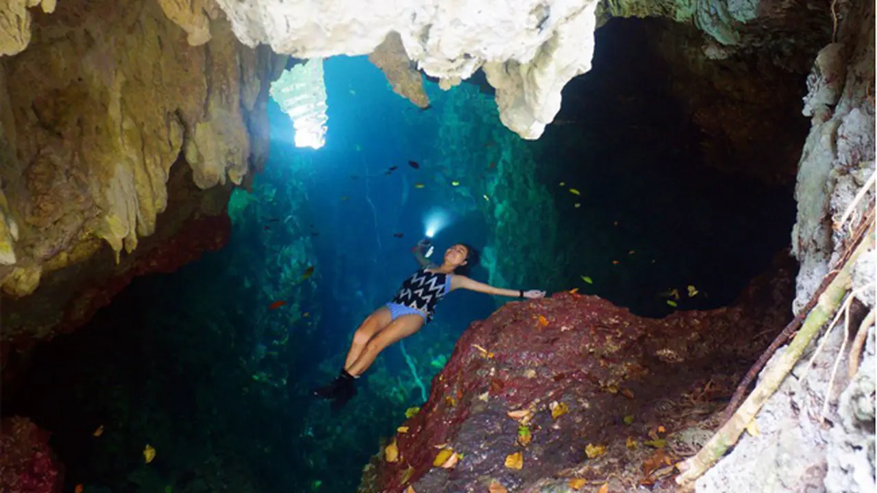 Gua Haji Mangku, Gua dengan Air Berwarna Biru di Pulau Maratua
