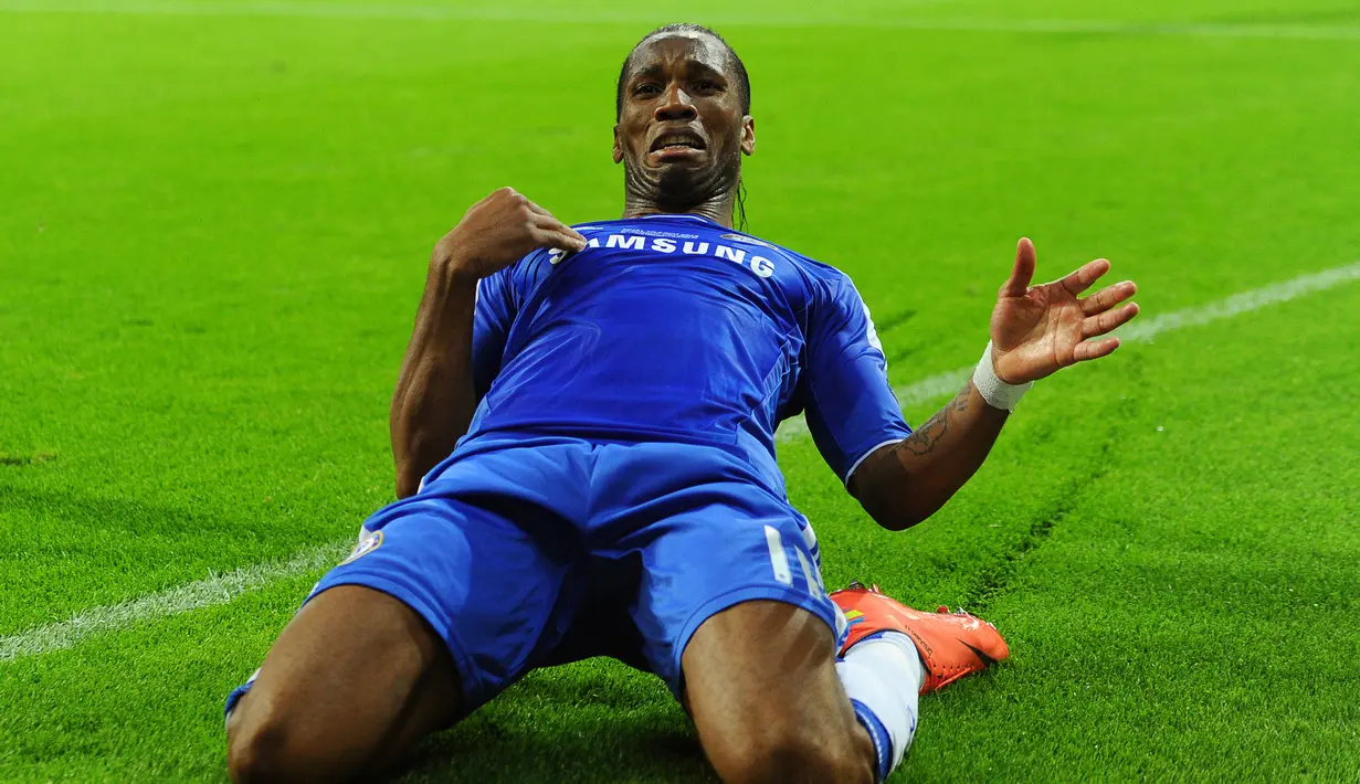 3. Didier Drogba (Marsille) – Publik London Biru sempat ragu dengan kedatangan pemain timnas Pantai Gading ini. Akan tetapi, pemain bernomor 11 mampu menjawab semua keraguan publik dan menjadi andalan di lini serang The Blues. (EPA/Thomas Eisenhuth)