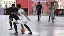 Pemain Swadharma FC berebut bola dengan pemain Alaska FF pada Super Soccer Futsal Battle di Lapangan Blok S, Jakarta, Sabtu (15/9/2018). Sebanyak 32 tim yang berlaga merupakan tim yang lolos dari babak eliminasi. (Bola.com/M Iqbal Ichsan)