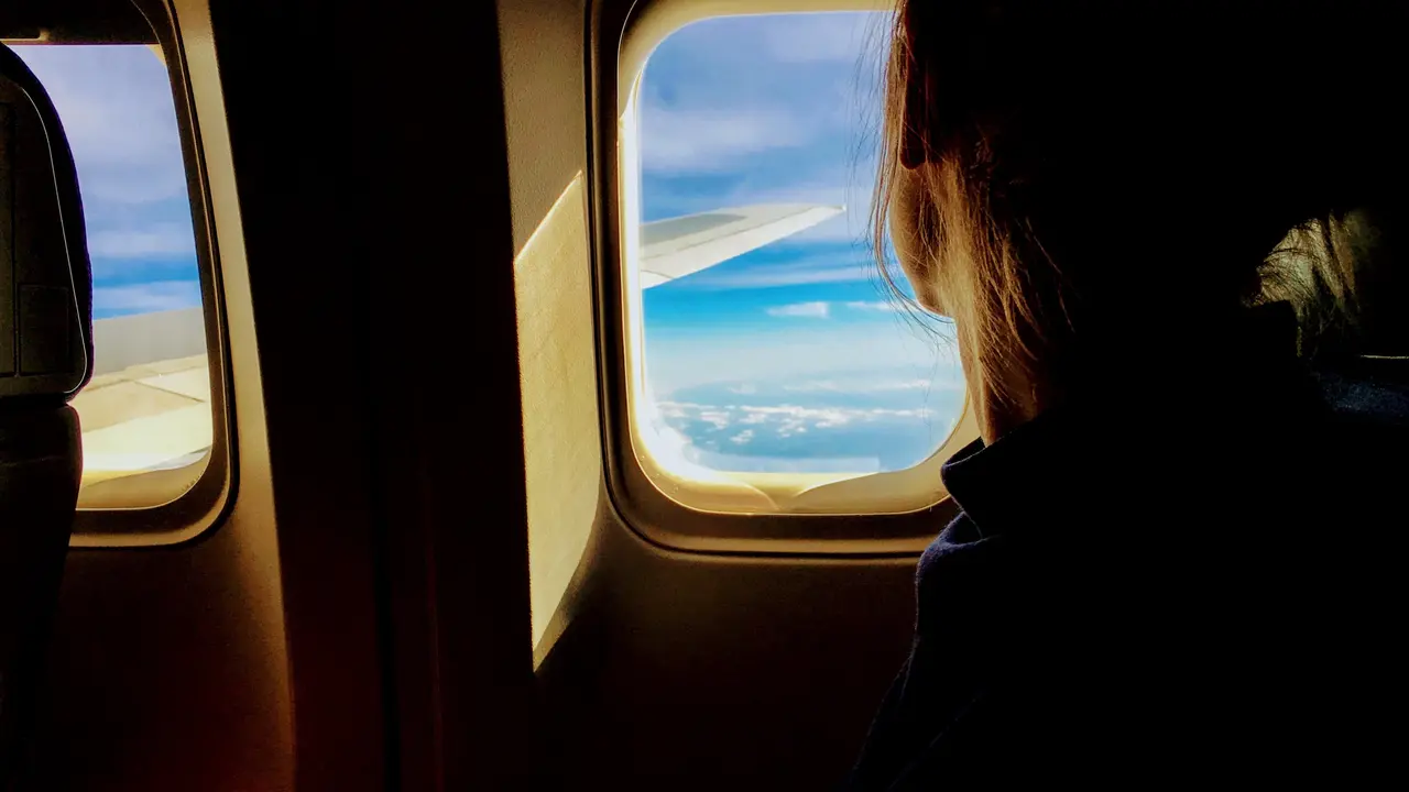 Tips tidur nyaman di pesawat saat traveling