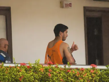 Striker Uruguay Luis Suarez harus meninggalkan hotel tempat tim Piala Dunia negaranya menginap, Brasil, Rabu (26/6/14). (REUTERS/Leo Carioca)