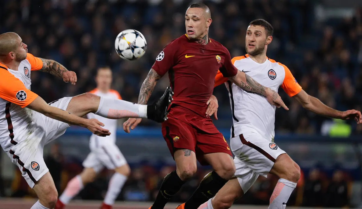Pemain Shakhtar Donetsk, Yaroslav Rakytskyy berebut bola dengan pemain AS Roma, Nainggolan pada leg kedua 16 besar Liga Champions 2017-2018  di Stadion Olimpico, Rabu (14/3). AS Roma melaju ke perempatfinal usai menang 1-0. (AP/Gregorio Borgia)