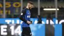 Striker Inter Milan, Mauro Icardi, tampak kecewa usai gagal mengalahkan Lazio pada laga Serie A, Italia di Stadion Giuseppe Meazza, Milan, Sabtu (30/12/2017). Inter Milan ditahan imbang 0-0 oleh Lazio. (AP/Antonio Calanni)