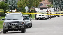 Garis polisi mengelilingi jalanan dekat permukiman di lokasi penyerangan dengan panah di kawasan Scarborough, Toronto, Kanada, Kamis (25/8). Polisi menahan seorang pria 35 tahun yang juga terluka karena diduga terkait serangan itu. (REUTERS/Mark Blinch)