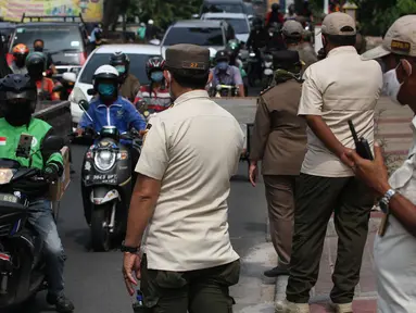 Petugas Satpol PP melakukan razia masker di Jalan Tanjung Duren Raya, Jakarta, Jumat (11/9/2020). Petugas Satpol PP gencar melakukan razia masker menyusul kasus COVID-19 di DKI Jakarta yang terus meningkat. (merdeka.com/Imam Buhori)
