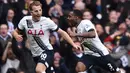 Bek Tottenham, Danny Rose bersama rekannya Harry Kane merayakan gol kemenangan ke gawang Swansea pada laga Liga Premier Inggris di Stadion White Hart Lane, Minggu (28/2/2016). Tottenham berhasil menaklukan Swansea 2-0. (Reuters/Tony O'Brien)