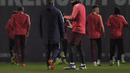 Luis Suarez tampak berdiskusi dengan Valverde dalam sesi latihan jelang laga lanjutan grup B Liga Champions yang berlangsung di stadion Camp Nou, Spanyol, Rabu (12/12). El Barca akan ditantang Tottenham Hotspur. (AFP/Lluis Gene)