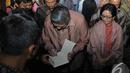 SBY membubuhkan tanda tangannya pada sebuah buku seorang mahasiswa yang ikut kuliah umum, Tangsel, Rabu (10/12/2014). (Liputan.com/Herman Zakharia)