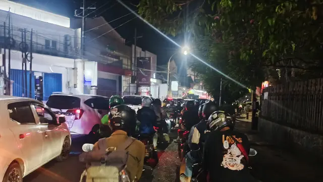 Antrean BBM di SPBU Jember imbas kemacetan di Pelabuhan Ketapang Banyuwangi