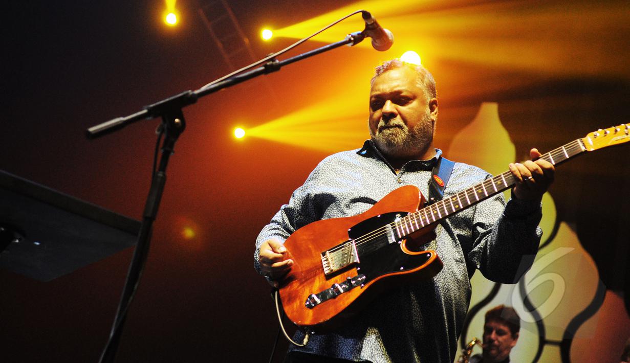 Aksi Pentolan grup musik Incognito, Jean-Paul "Bluey" Maunick pada hari kedua Java Jazz Festival 2015 di JIExpo, Jakarta, Sabtu (7/3). Ajang musik jazz tahunan itu berlangsung tiga hari dengan tema "Exploring Indonesia".(Liputan6.com/Faizal Fanani)