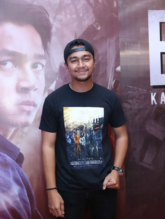 "Pas adegan motor sama Vino, saya harus sliding motornya. Itu saya sempat keseleo, karena memang pas aku bilang memang ada temen-temen stuntman tapi kita enggak pakai. Mereka hanya duduk dan nonton," tutur pemeran Arifin. (Nurwahyunan/Bintang.com)