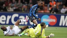 Striker Inter Milan Samuel Eto'o melewati hadangan kiper Spurs Carlo Cudicini dan bek William Gallas ketika kedua kesebelasan berhadapan dalam ajang Liga Champions di Giuseppe Meazza, Milan, 20 Oktober 2010. AFP PHOTO/GIUSEPPE CACACE