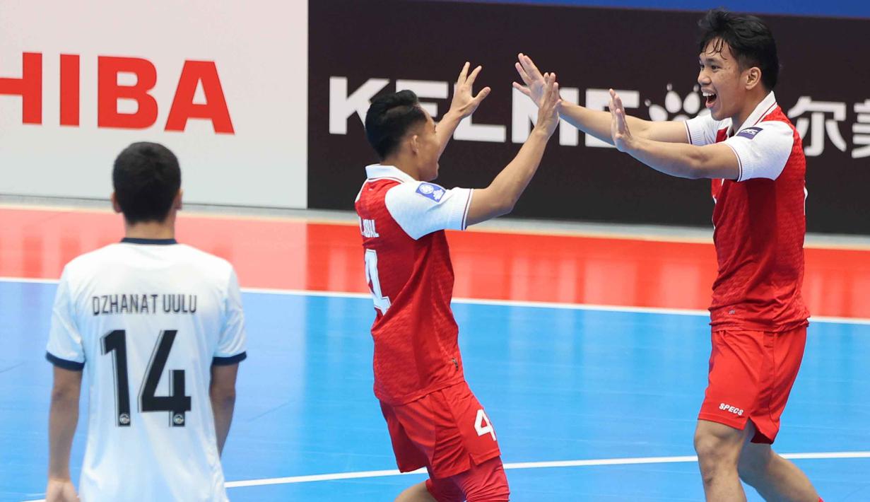 Usai memastikan tiket perempat final Piala Asia Futsal 2026, fokus skuad Garuda kini beralih ke laga pamungkas Grup A melawan Irak pada Sabtu (31/1/2026). Tampak dalam foto, pemain Timnas Futsal Indonesia merayakan gol saat melawan Kirgistan pada laga kedua Grup A Piala Asia Futsal 2026, Kamis (29/1/2026) malam WIB. (Bola.com/M Iqbal Ichsan)
