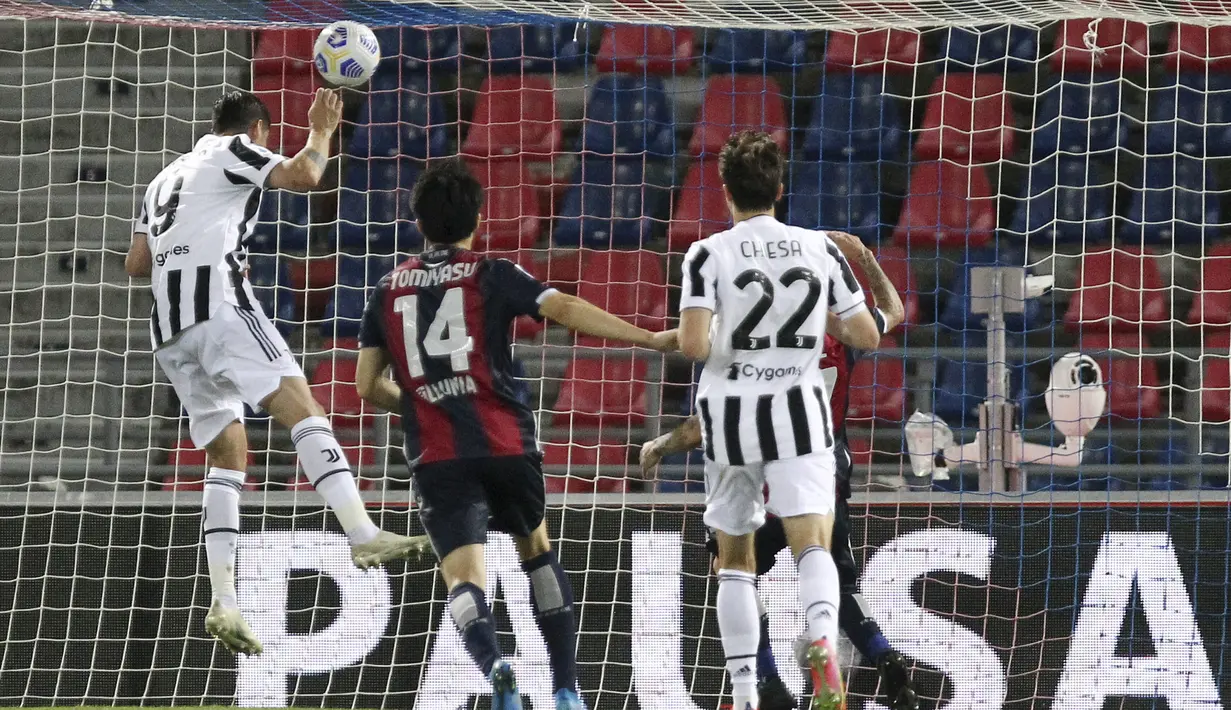 Striker Juventus, Alvaro Morata, mencetak gol ke gawang Bologna pada laga Liga Italia di Stadion Renato-Dall'Ara, Minggu (23/5/2021). Juventus menang dengan skor 4-1. (Michele Nucci/LaPresse via AP)