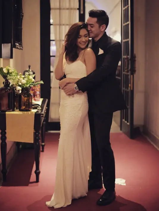 Andrew White dikenal sebagai suami yang romantis. Ia kerap juga melakukan hal-hal yang manis untuk sang istri, Nana Mirdad. (Foto: instagram.com/andrew.white._)