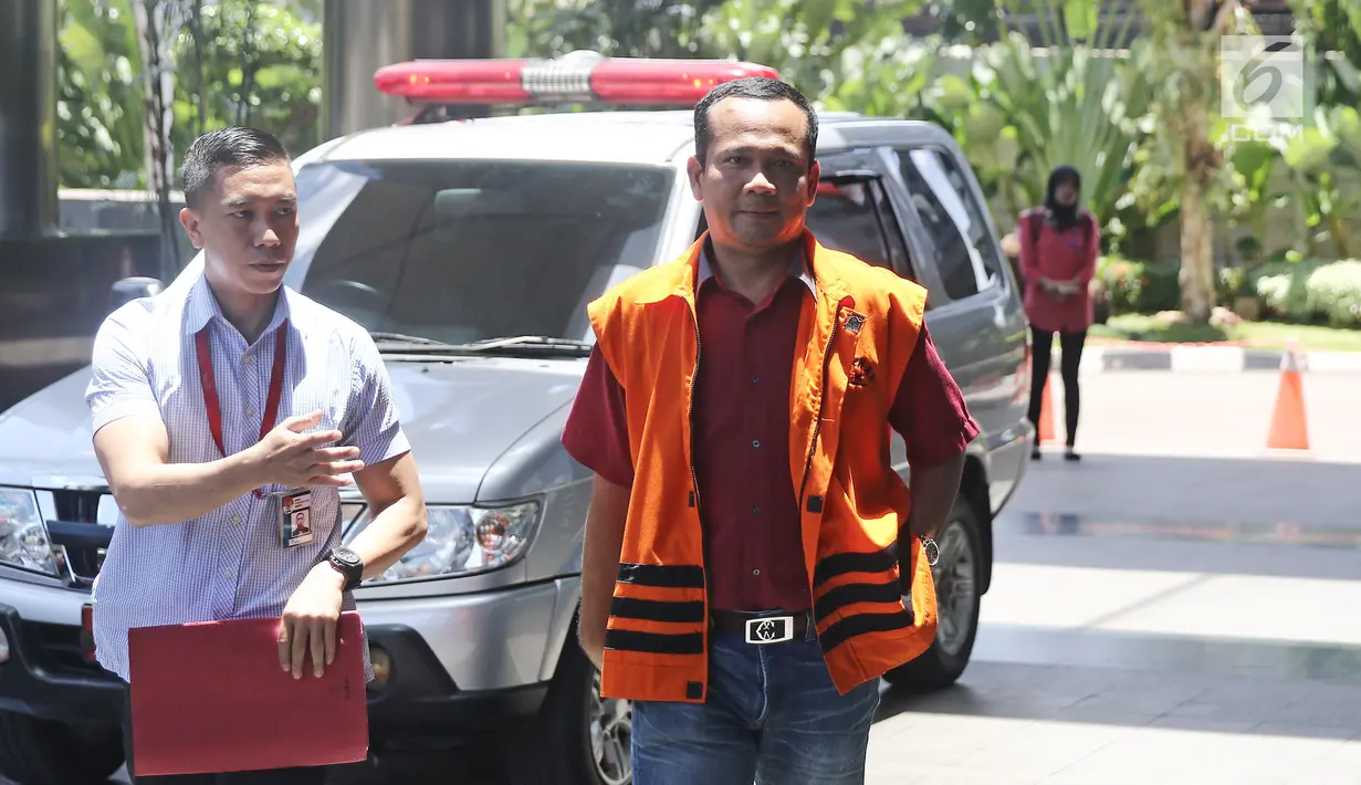 Tersangka Wakil Ketua DPRD Lampung Tengah, J Natalis Sinaga tiba di gedung KPK, Jakarta, Kamis (15/3). Natalis diperiksa sebagai tersangka kasus suap persetujuan pinjaman daerah untuk APBD Lampung Tengah tahun anggaran 2018. (Liputan6.com/Herman Zakharia)