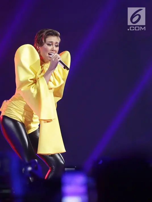 Penyanyi Indonesia, Agnez Mo tampil di Konser Lazada Super Party di ICE BSD, Serpong, Tangerang Selatan, Banten, Selasa (26/3/2019). Konser perdana persembahan Lazada ini digelar dalam rangka memperingati hari jadinya yang ke- 7. (Fimela.com/Bambang E. Ros)