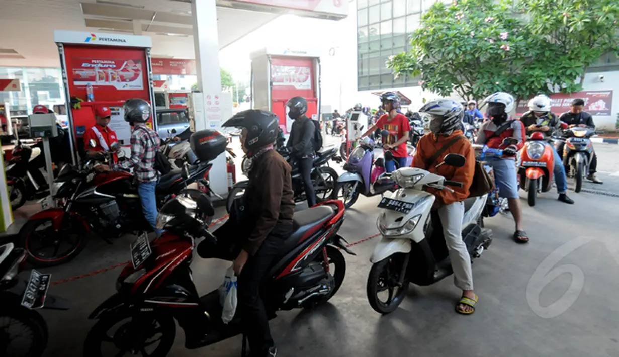 Sejumlah kendaraan sedang mengantri bahan bakar minyak di SPBU Cikini, Jumat (16/1/15). (Liputan6.com/Herman Zakharia)