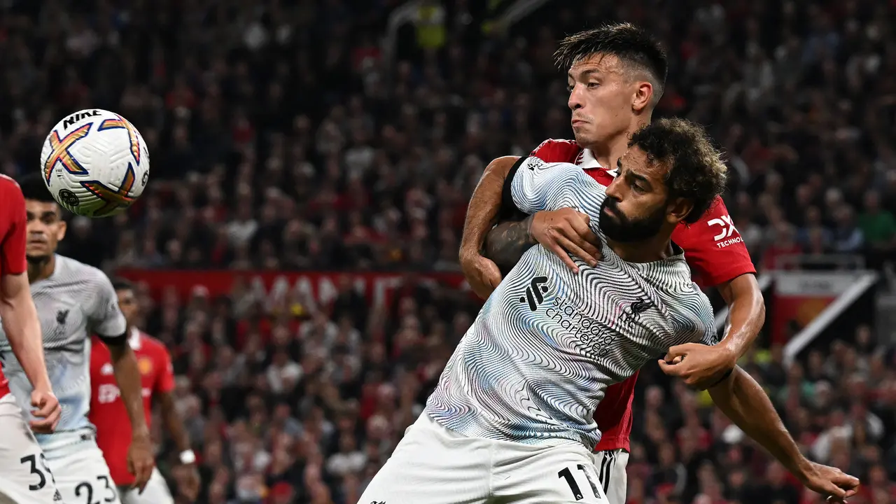 Foto: Aksi Pemain MU Lisandro Martinez Bikin Salah Tak Berkutik di Pekan ke-3 Liga Inggris