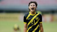 Pemain Timnas Malaysia U-19, Muhammad Haikal melakukan selebrasi usai mencetak gol ke gawang Timnas Vietnam U-19 pada laga semifinal Piala AFF U-19 2022 di Stadion Patriot Candrabhaga, Bekasi, Rabu (13/7/2022). (Bola.com/M Iqbal Ichsan)