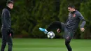 Gelandang Chelsea, Mateo Kovacic (kanan) mejuggling bola didepan Jorginho selama latihan tim di Stoke D'Abernon, barat daya London (4/11/2019). Chelsea akan bertanding melawan wakil Belanda, Ajax Amsterdam pada Grup H Liga Champions. (AFP Photo/Glyn Kirk)