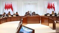 Presiden Joko Widodo (keempat kiri) didampingi Wakil Presiden Ma'ruf Amin (ketiga kanan) memimpin rapat terbatas di Kantor Presiden, Jakarta Kamis (9/1/2020). Rapat kabinet terbatas tersebut membahas tentang penanganan kasus kekerasan terhadap anak. (Liputan6.com/Angga Yuniar)