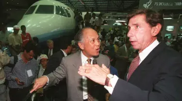 BJ Habibie yang menjabat sebagai Menteri Negara Riset dan Teknologi (Menristek) berbincang dengan Menteri Perdagangan AS, Mickey Kantor ketika mengunjungi Industri Pesawat Terbang Nusantara (IPTN) pada 27 Juni 1996. (Photo by JOHN MACDOUGALL / AFP)