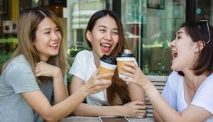 Ilustrasi hangout dengan teman terdekat./copyright freepik/tirachardz