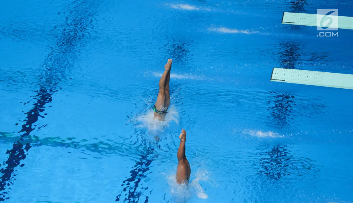Atlet Loncat Indah Indonesia Andriyan (kiri), Della Dinarsari Harimurti saat berlaga dalam final loncat indah Sea Games 2017, Aquatics Centre, Bukit Jalil, Malaysia, (28/8). Indonesia kalah dengan poin 231.18. (Liputan6.com/Faizal Fanani)
