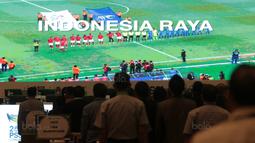 Peserta Kongres Tahunan PSSI 2018 menyanyikan lagu Indonesia Raya di ICE BSD, Tangerang (13/1/2018). Salah satu agenda Kongres PSSI 2018 adalah revisi Statuta. (Bola.com/Nicklas Hanoatubun)