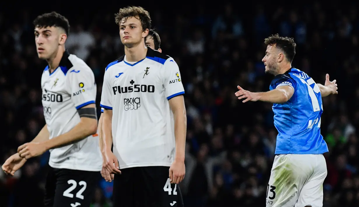 Selebrasi bek Napoli, Amir Rrahmani (kanan) setelah mencetak gol kedua timnya ke gawang Atalanta pada laga pekan ke-26 Liga Italia 2022/2023 di Diego Armando Maradona Stadium, Naples, Minggu (12/3/2023) dini hari WIB. (AFP/Filippo Monteforte)