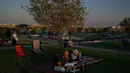 Masjid Agung Sharjah resmi dibuka untuk umum pada tahun 2019. Tampak dalam foto, sepasang suami istri Muslim membaca Al-Quran di kompleks Masjid Agung Sharjah, dekat Dubai, Uni Emirat Arab, Jumat 27 Februari 2026. (AP Photo/Altaf Qadri)
