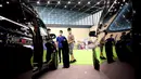 Pengunjung melihat-lihat mobil dalam Pameran Otomotif Internasional China Tengah ke-9 di Zhengzhou, Ibu Kota Provinsi Henan, China tengah, Jumat (12/6/2020). Lebih dari 70 merek mobil dari China dan luar negeri berpartisipasi dalam pameran tersebut. (Xinhua/Zhu Xiang)