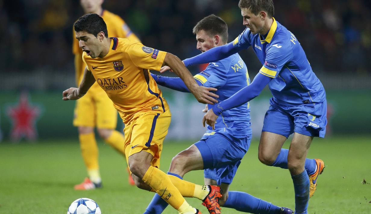 Pemain BATE Borisov berusaha menghentikan pergerakan Luis Suarez. (Reuters/Vasily Fedosenko)