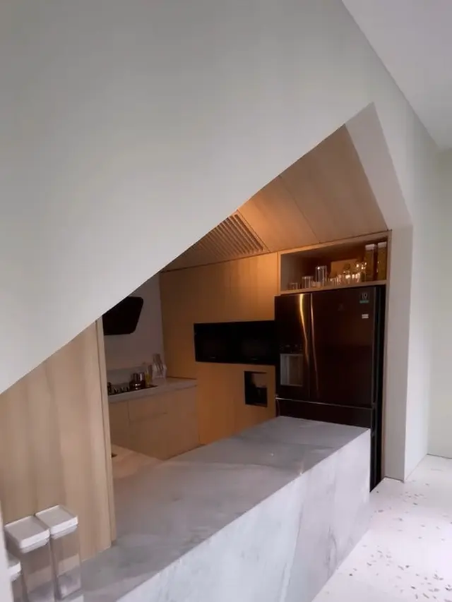 5 Potret Dapur Rumah Poppy Bunga dan Riphat Senikentara, Perpaduan Modern Minimalis dengan Sentuhan Hangat