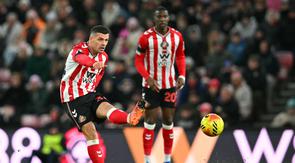 Gelandang Sunderland, Granit Xhaka, memainkan bola dalam pertandingan sepak bola Liga Inggris antara Sunderland dan Manchester City di Stadion of Light, Sunderland, wilayah timur laut Inggris, pada 1 Januari 2026. (ANDY BUCHANAN / AFP)