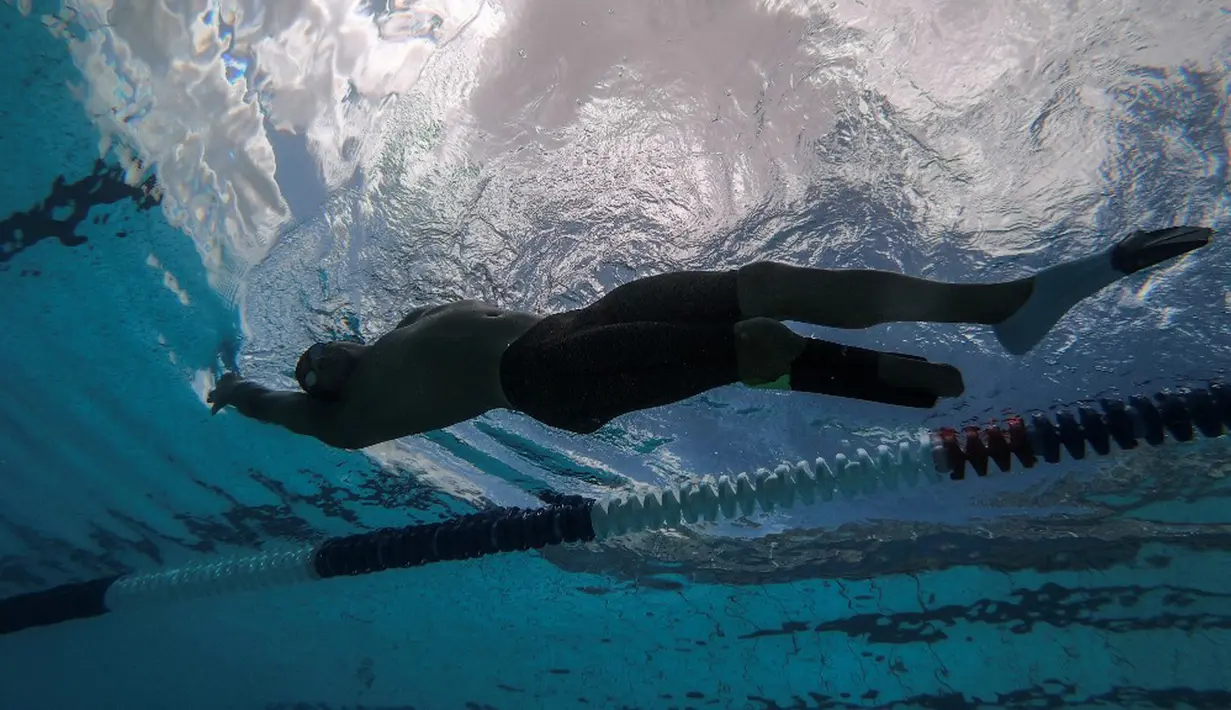 Pengungsi Suriah Ibrahim al-Hussein mengikuti sesi latihan di Olympic Aquatic Center, Athena, Yunani, 2 Juni 2021. Ibrahim al-Hussein mencoba menjadi bagian dari Tim Paralimpiade Pengungsi untuk Paralimpiade Tokyo 2020. (Angelos Tzortzinis/AFP)