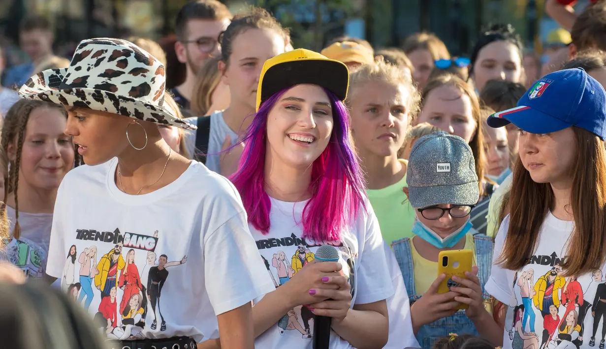 Anggota bintang media sosial lokal "The Trending Gang" berinteraksi dengan para penggemar dalam sesi syuting TikTok di Vilnius (10/8/2020). "The Trending Gang" pada Senin (10/8) menggelar sesi syuting TikTok di Vilnius, menarik perhatian ratusan pengikut dan penggemarnya. (Xinhua/Alfredas Pliadis)