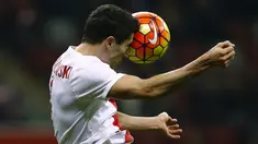 Aksi Striker Polandia, Robert Lewandowski, saat bertanding dalam laga persahabatan melawan Islandia di Stadion Nasional, Warsawa, Polandia, (13/11/2015). (Reuters/Kacper Pempel)