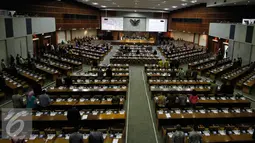 Rapat Paripurna penutupan masa sidang V diwarnai interupsi, Jakarta, Jumat (29/4). Interupsi itu berasal dari salah satu anggota dari Fraksi PKS, Asrori Siregar yang meminta Fahri Hamzah diganti oleh Ledia Hanifa. (Liputan6.com/Johan Tallo)