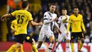 Bek Dortmund, Sokratis, berusaha menahan laju gelandang Tottenham, Dele Alli, pada laga leg kedua babak 16 besar Liga Europa di Stadion White Hart Lane, Inggris, Jumat (18/3/2016) dini hari WIB. (AFP/Ben Stansall)