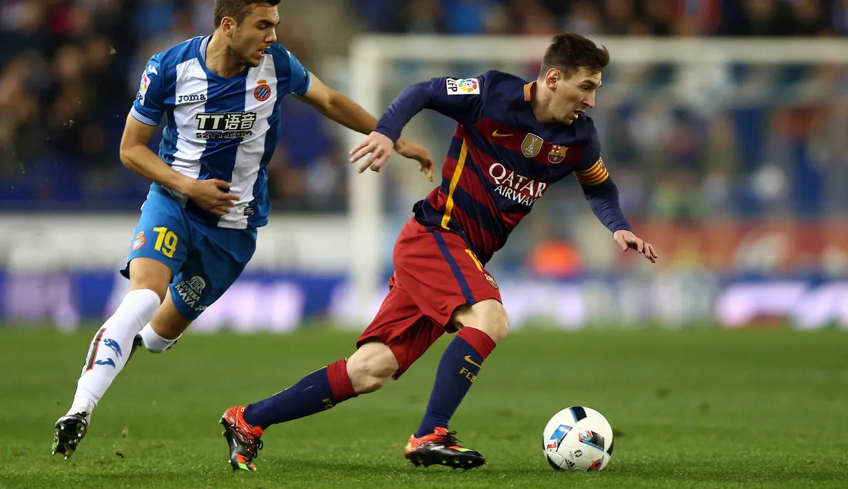 Pemain FC Barcelona, Lionel Messi melewati pemain RCD Espanyol,  Joan Jordan pada laga Copa Del REy leg kedua babak 16 besar di Stadion Power8,  Cornella-El Prat, Barcelona, Spanyol,Kamis (14/1/2016) dini hari WIB. (EPA/Toni Albir)