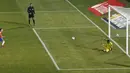 Penalti Alexis Sanchez penentu kemenangan Cile. (EPA/JUAN CARLOS CARDENAS)