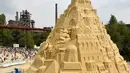 Sejumlah seniman saat menyelesaikan istana pasir di Landschaftspark di Duisburg, Jerman , (1/9). Seniman dari Duisburg burusaha meraih Guinness Book of World Records dengan membuat istana pasir tertinggi yang pernah ada. (Marcel Kusch / dpa via AP)