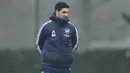 Tim asuhan Mikel Arteta ini unggul tiga poin dari pesaing terdekatnya, Bayern Munchen, dan hanya membutuhkan satu poin untuk memastikan status juara grup. Tampak dalam foto, pelatih Arsenal asal Spanyol, Mikel Arteta saat memimpin sesi latihan tim di pusat pelatihan Arsenal di London Colney, utara London, pada Selasa 27 Januari 2026. (Ben STANSALL/AFP)