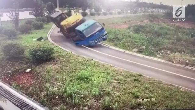 VIDEO: Rekaman Penumpang Lompat Sebelum Truk Terguling