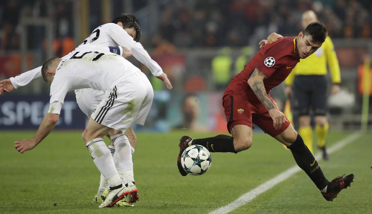 Striker AS Roma, Diego Perotti, berebut bola dengan bek Qarabag, Maksim Medvedev, pada laga Liga Champions di Stadion Olimpico, Roma, Rabu (6/12/2017). AS Roma Menang 1-0 atas Qarabag. (AP/Alessandra Tarantino)
