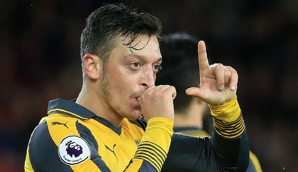 Gelandang Arsenal, Mesut Ozil, merayakan gol yang dicetaknya ke gawang Middlesbrough pada laga Premier League di Stadion Riverside, Inggris, Senin (17/4/2017). Middlesbrough takluk 1-2 dari Arsenal. (AFP/Lindsey Parnaby)